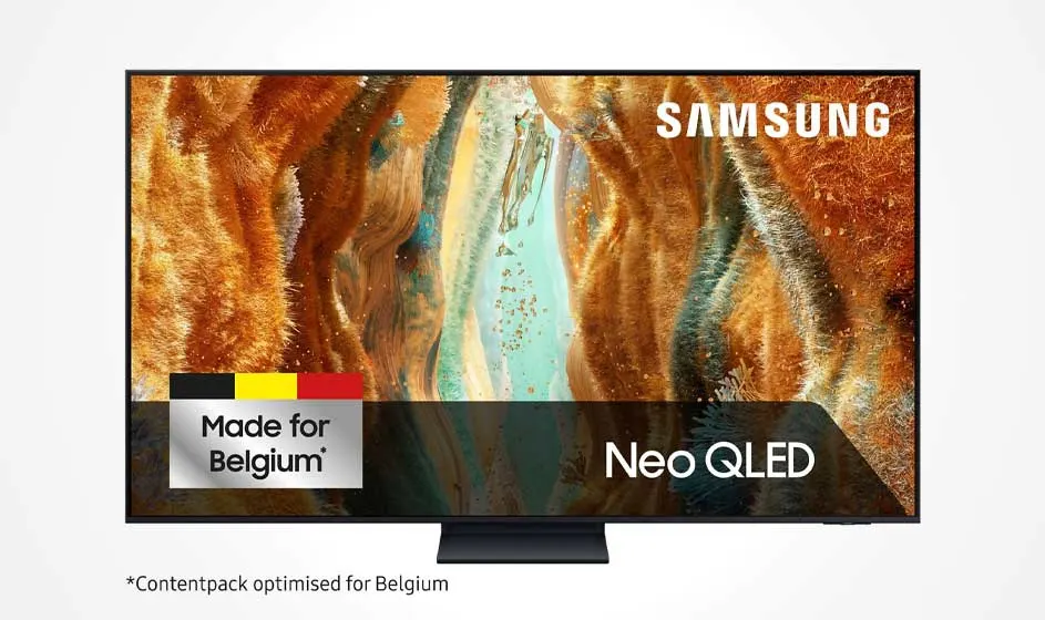 Een Samsung Neo QLED-tv staat op een centrale voet, met abstract bruin en turquoise beeld, Made for Belgium-label en witte achtergrond.