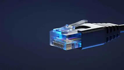 Een close-up van een transparante blauwe RJ45-connector met een zwarte kabel tegen een donkerblauwe achtergrond.
