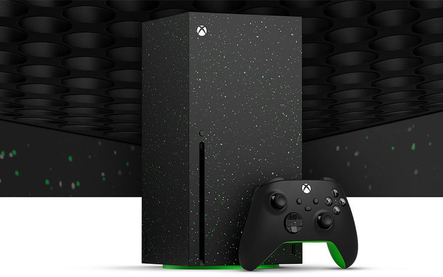 Een zwarte Xbox Series X en controller staan voor een achtergrond met akoestische panelen en groene accenten.