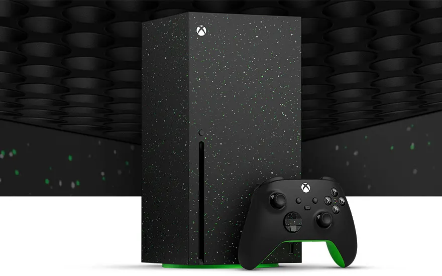 Een zwarte Xbox Series X en controller staan voor een achtergrond met akoestische panelen en groene accenten.