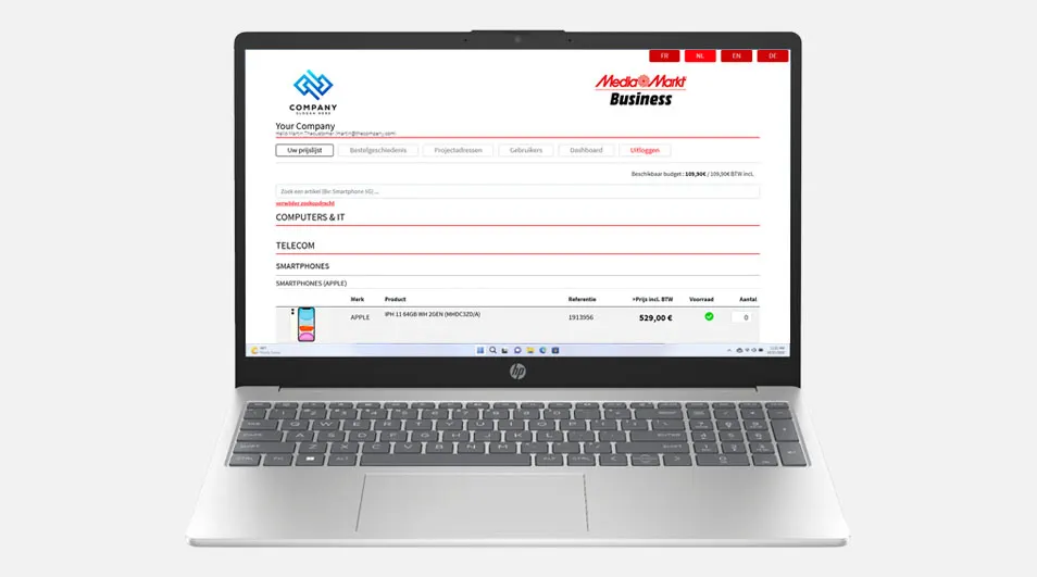 Zilveren laptop met een scherm met een webpagina van MediaMarkt Business en een bestelling van een smartphone.
