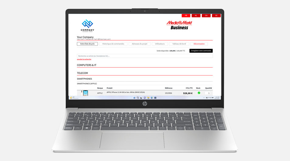 Ordinateur portable HP ouvert, affichant une page web de MediaMarkt Business avec des détails sur les smartphones Apple. Clavier gris visible.