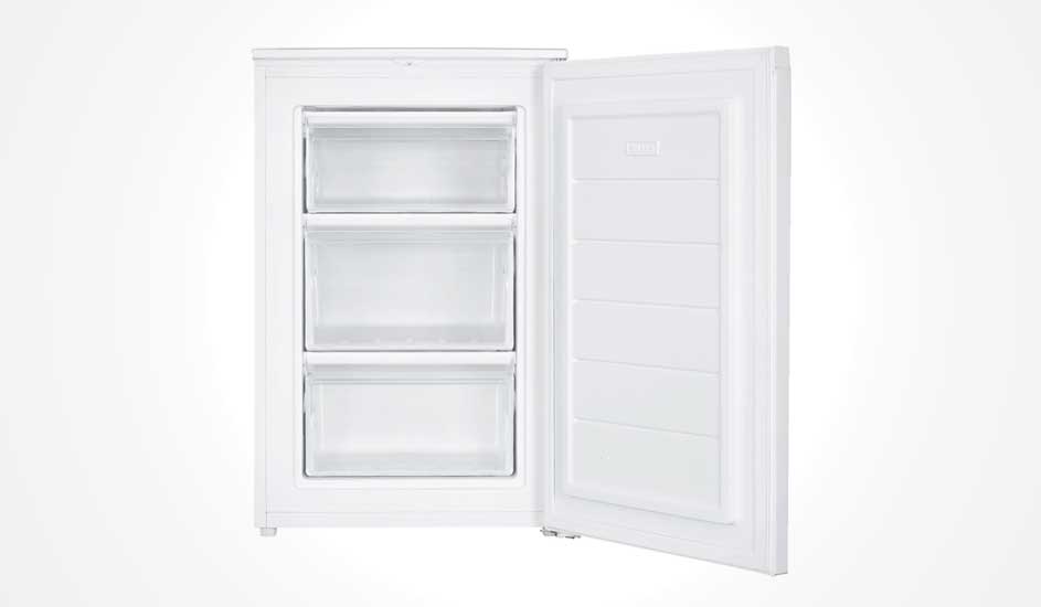 Een witte Exquisit vriezer met open deur, drie transparante lades zonder inhoud, en een strak, eenvoudig design voor compacte ruimtes.