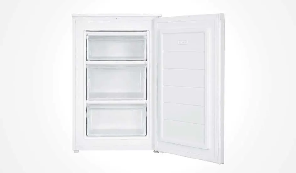 Een witte Exquisit vriezer met open deur, drie transparante lades zonder inhoud, en een strak, eenvoudig design voor compacte ruimtes.