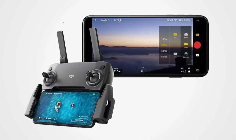 Grijze drone-afstandsbediening met twee antennes en joysticks. Twee smartphones tonen beelden: één met een kustlandschap, de andere met zwemmers in blauw water.