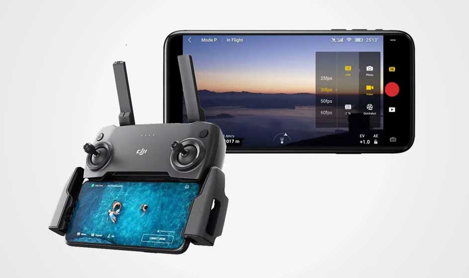 Télécommande de drone grise avec deux antennes, tenant un smartphone affichant une vue sous-marine. Un autre téléphone affiche les paramètres de la caméra.