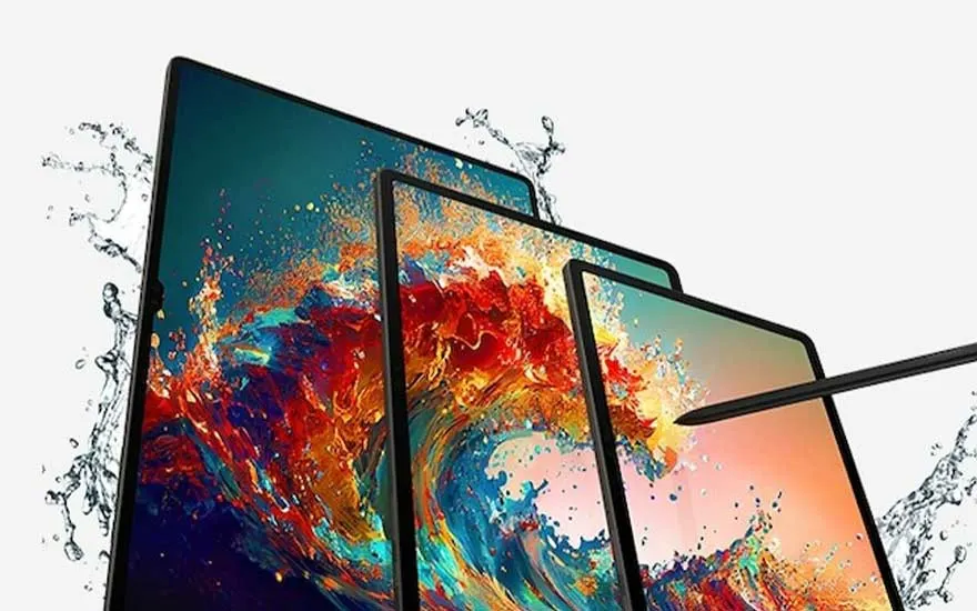 Trois tablettes affichent un motif abstrait coloré avec un stylet noir et des éclaboussures d'eau sur un fond blanc.