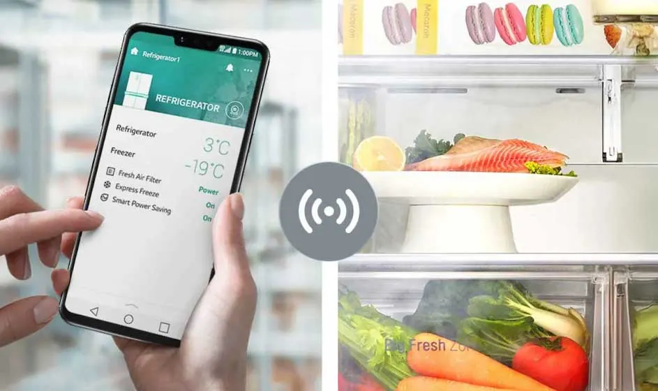 Een hand bedient een smartphone die de koelkasttemperatuur toont, naast een open koelkast met vis, groente en een draadloos verbindingsicoon.