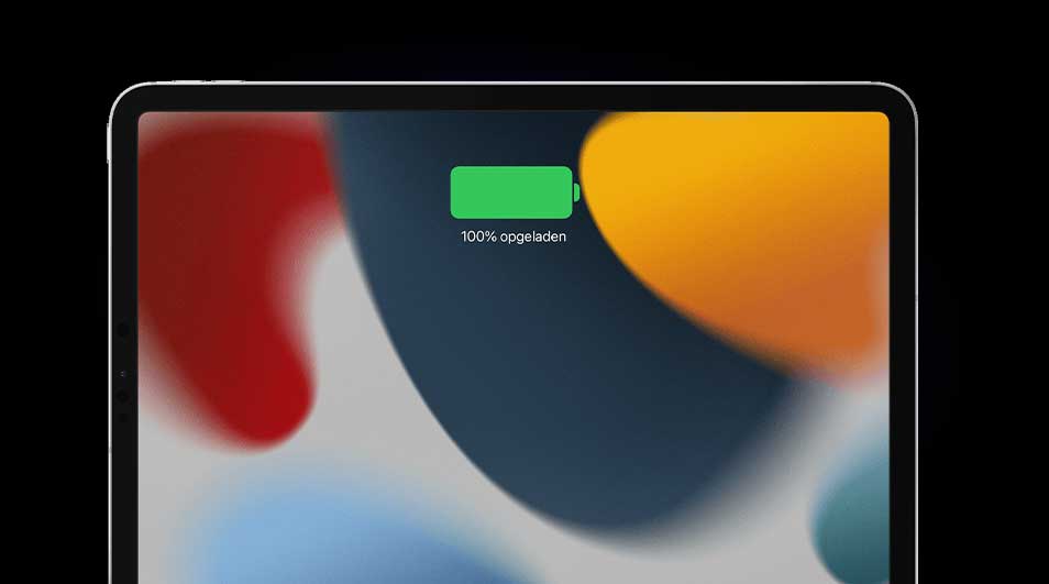Tablette avec écran affichant une batterie verte chargée à 100%, sur fond coloré abstrait.