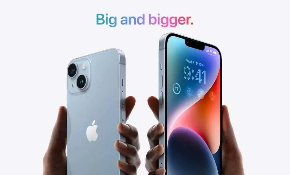 Deux iPhones bleu clair sont présentés sur un fond blanc. L'un montre l'heure et l'autre le logo Apple.