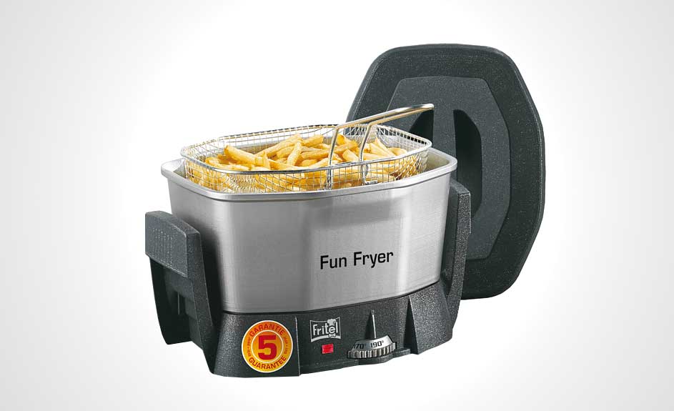 Een zilverkleurige Fritel "Fun Fryer" met frieten in de mand, tegen een witte achtergrond.