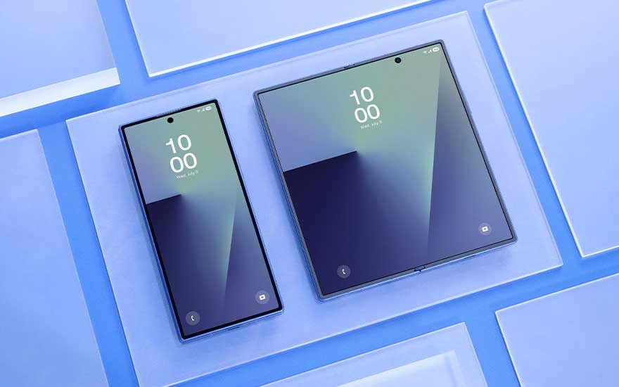 Twee Samsung-toestellen liggen op een blauw display: één smal smartphonescherm en één groter geopend vouwscherm met klokweergave.