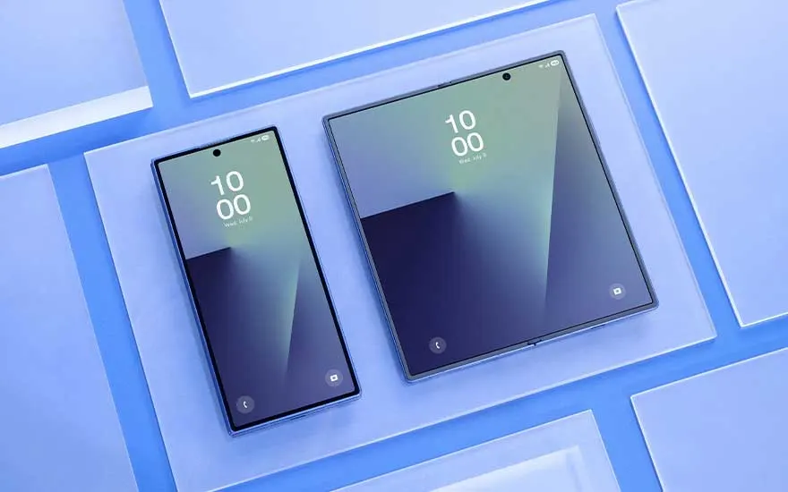 Twee Samsung-toestellen liggen op een blauw display: één smal smartphonescherm en één groter geopend vouwscherm met klokweergave.