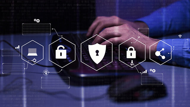 Mains tapant sur un ordinateur portable. Icônes de sécurité numériques en surimpression. Arrière-plan bleu numérique.