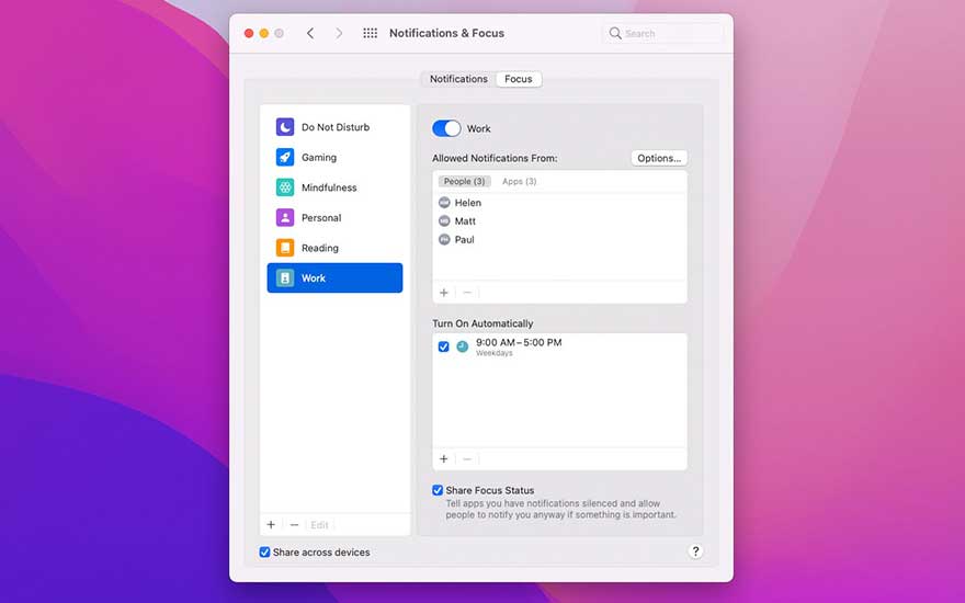 Een lichtroze computerscherm toont het menu "Notificaties & Focus" met opties zoals "Werk" en "Niet storen".