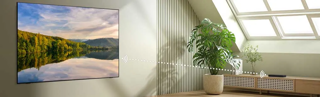Une TV LG est fixée au mur et affiche un paysage avec arbres et eau, des ondes sonores se dirigent vers une plante verte dans un salon moderne.