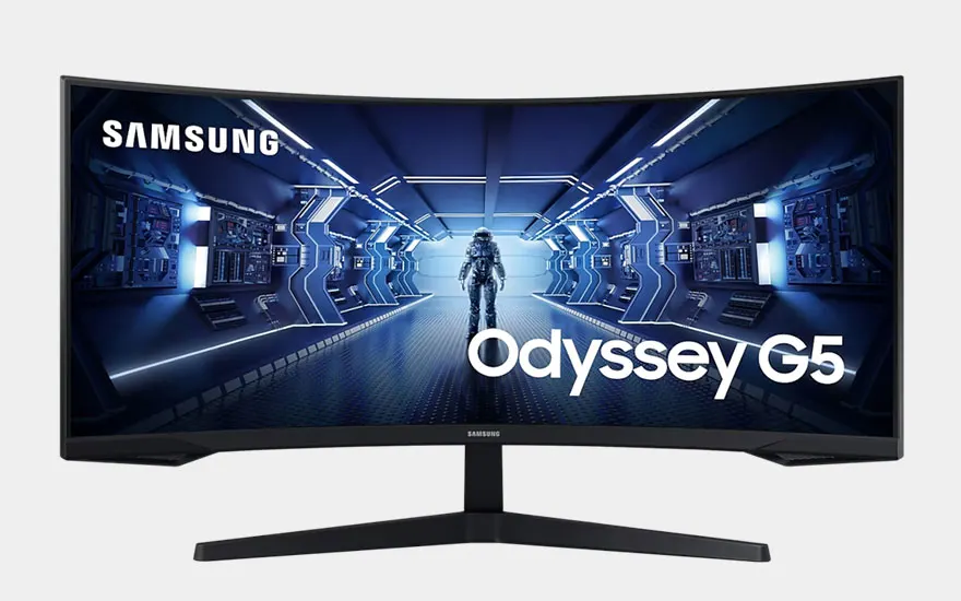 Een monitor toont een actiescène van een videospel met personages in een fantasierijke omgeving op een donkere ondergrond.