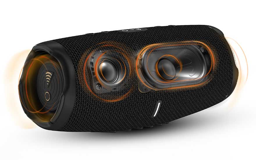 Zwarte Bluetooth-luidspreker met twee zichtbare woofers omgeven door oranje accenten, op een witte achtergrond.