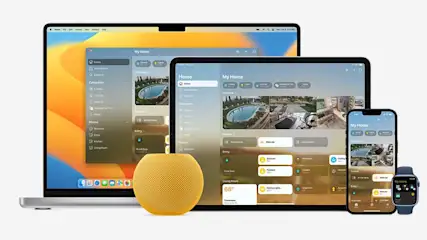 Een laptop, tablet, telefoon, horloge en een gele bol tonen een huisbesturing-app tegen een witte achtergrond.