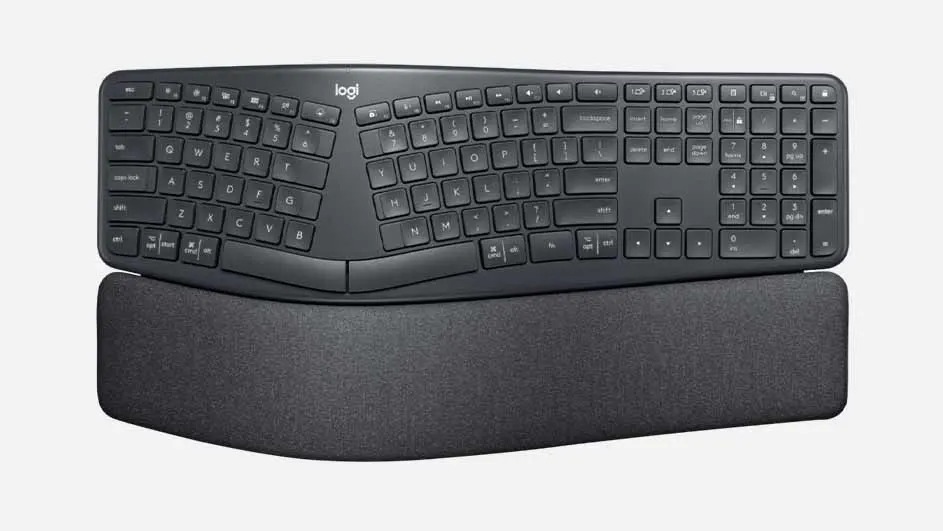 Een donkergrijs ergonomisch Logitech-toetsenbord met gebogen vorm en zachte polssteun voor comfortabel typen.