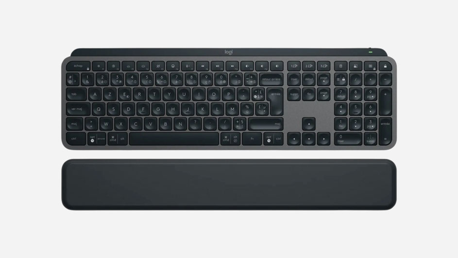Een slank draadloos toetsenbord met numeriek blok, laagprofiel afgeronde toetsen, verlichting en afneembare gevoerde polssteun voor ergonomisch comfort.