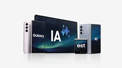 Diverse Samsung Galaxy apparaten staan op een rij tegen een witte achtergrond, met schermen die "IA" en "est" weergeven.