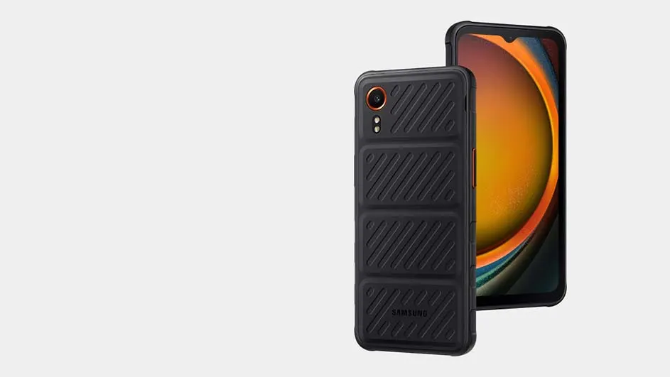 Deux smartphones Samsung sur fond gris. L'un montre un écran orange et l'autre a une coque noire texturée.