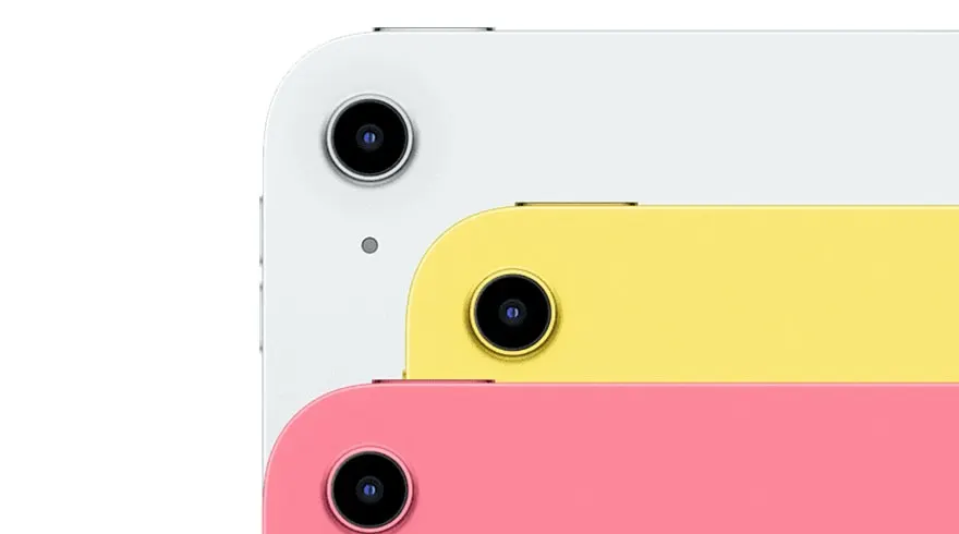 Gros plan sur trois tablettes : une blanche, une jaune et une rose, chacune avec un appareil photo. Fond blanc uni.