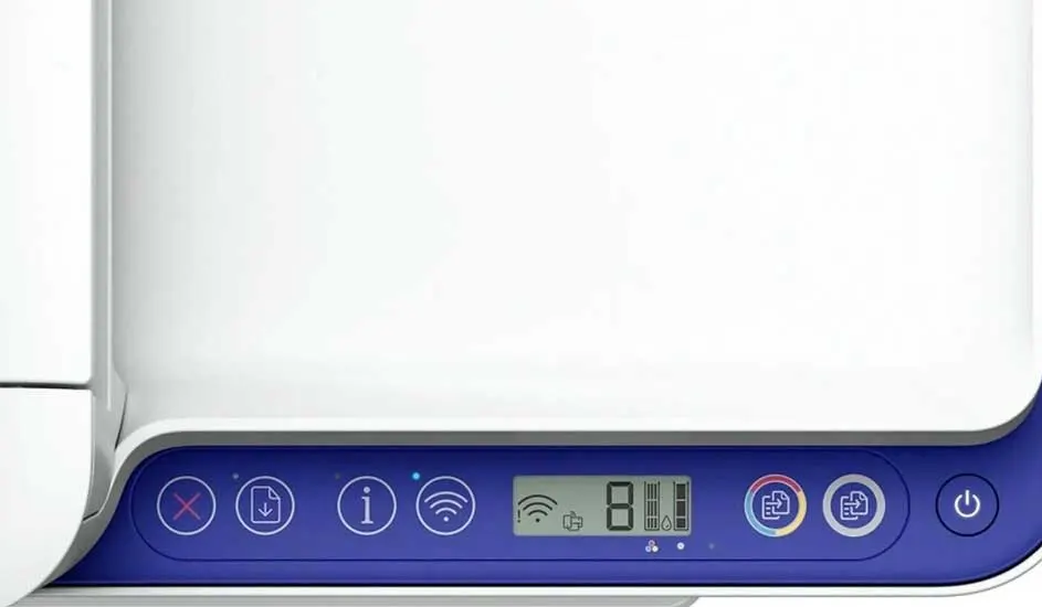 Een close-up van een printer met een wit oppervlak en een blauw bedieningspaneel met diverse knoppen en een display.