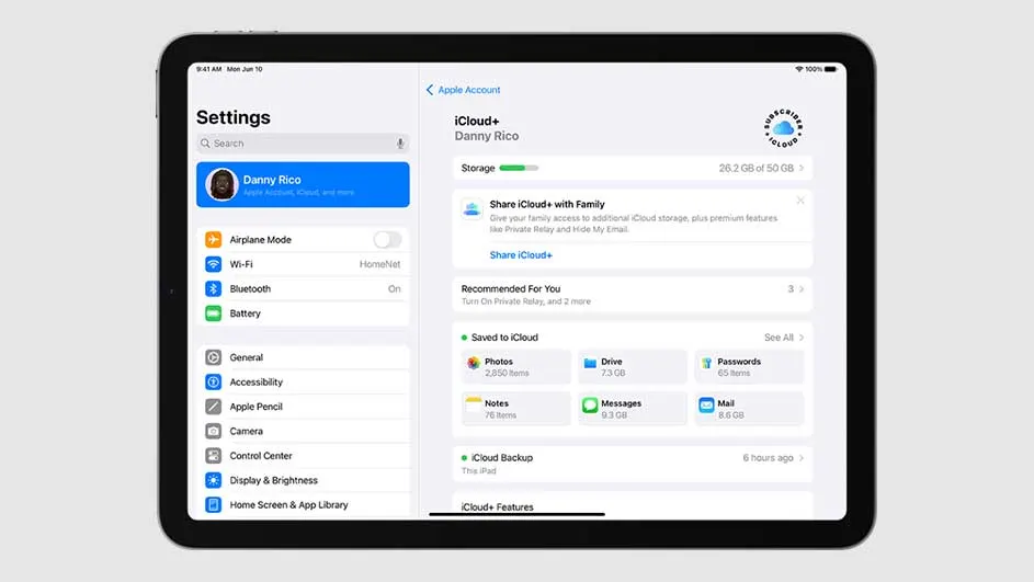 Tablette montrant l'écran des paramètres iCloud avec des options telles que le stockage, le partage familial et la sauvegarde iCloud.