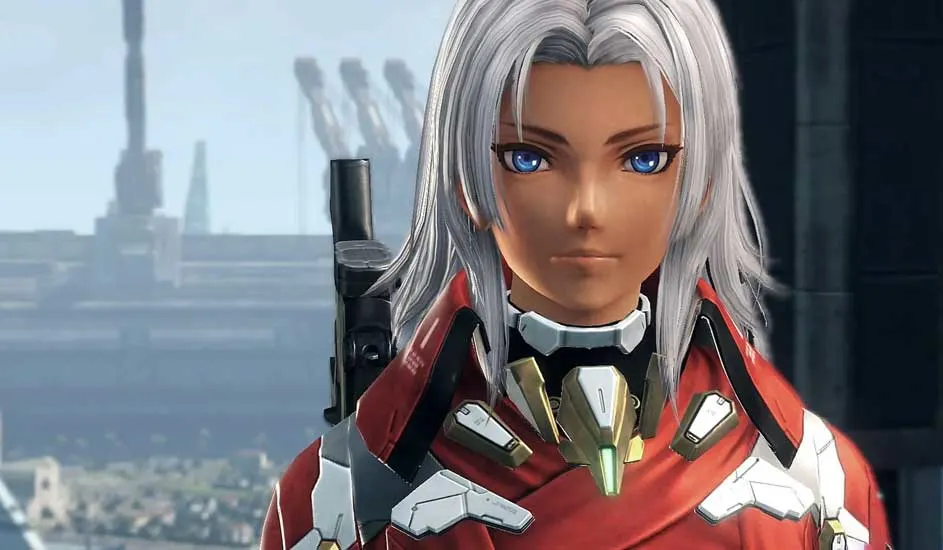 Een close-up van een digitaal personage met grijze haren en blauwe ogen, gekleed in een rood en wit kostuum met futuristische details. Op de achtergrond een vage stedelijke omgeving.