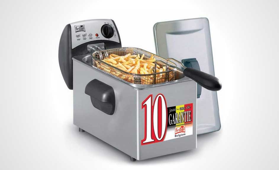 Friteuse argentée avec panier de frites, couvercle transparent et autocollant de garantie sur fond blanc.