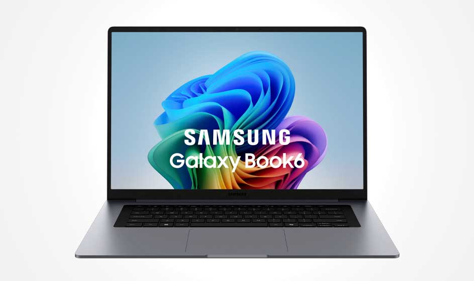 Een open Samsung Galaxy Book6-laptop staat recht op een witte achtergrond, met een kleurrijk Windows-scherm en groot logo in beeld.