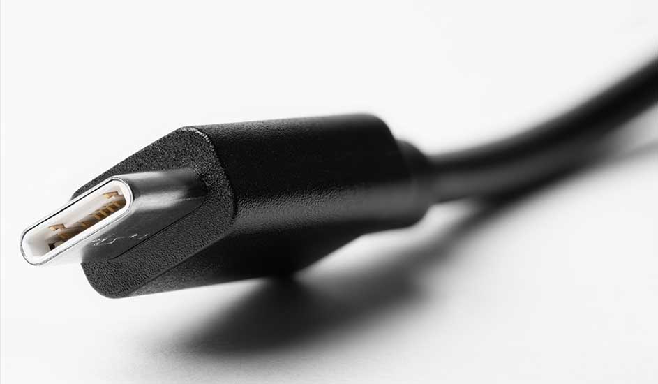 Een close-up van een zwarte USB-C kabel tegen een witte achtergrond, die de details van de connector toont.