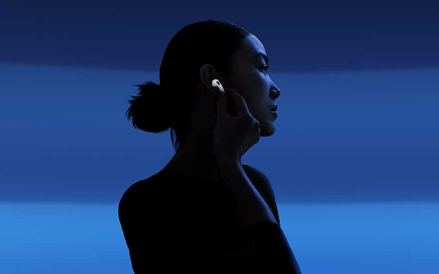 Sur des nuances de bleu profond, la silhouette d’une personne effleure un écouteur blanc lumineux, dans une ambiance d’écoute apaisée.