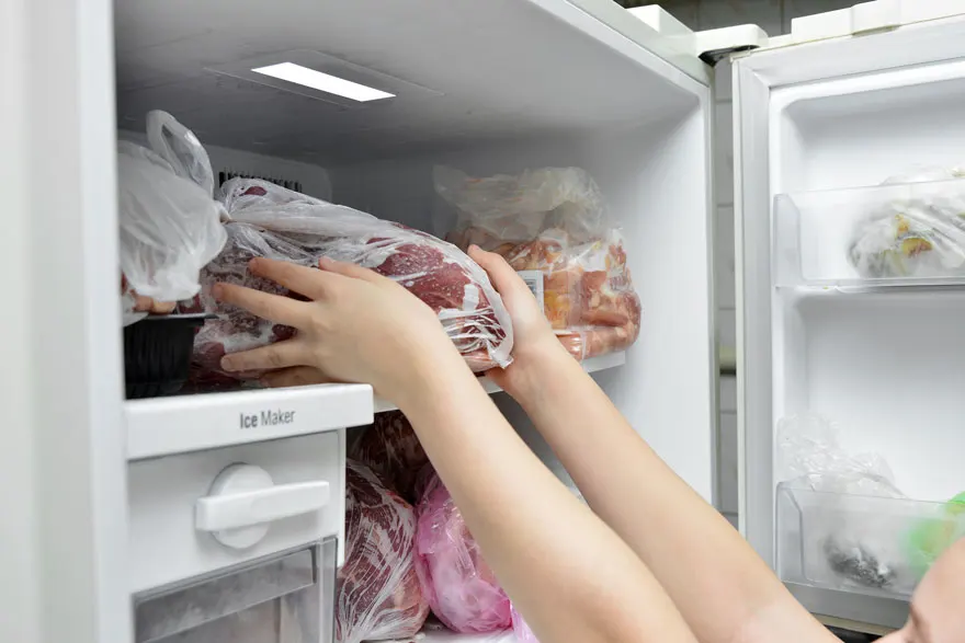 Frigo avec congélateur ou frigo américain : lequel consomme le plus ?