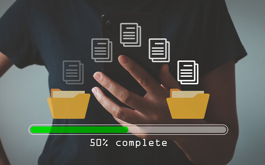 Bestandsoverdracht simulatie met mappen, documenten en een voortgangsbalk van 50% tegen een donkere achtergrond.