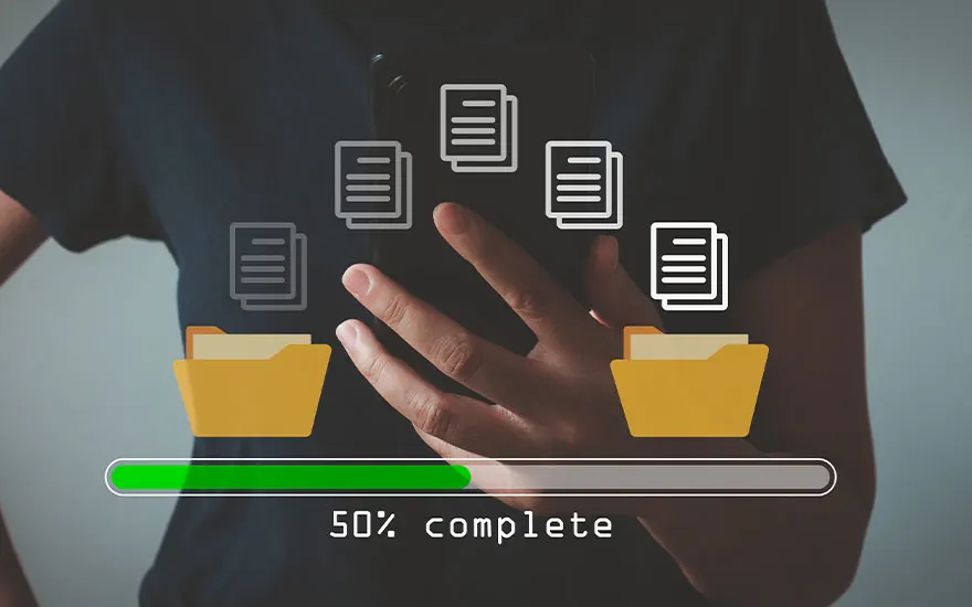 Bestandsoverdracht simulatie met mappen, documenten en een voortgangsbalk van 50% tegen een donkere achtergrond.