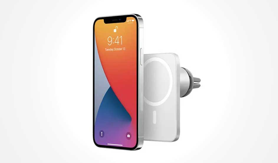 Un smartphone à l’écran coloré est devant un chargeur MagSafe blanc branché sur une prise; le tout sur un fond clair neutre.