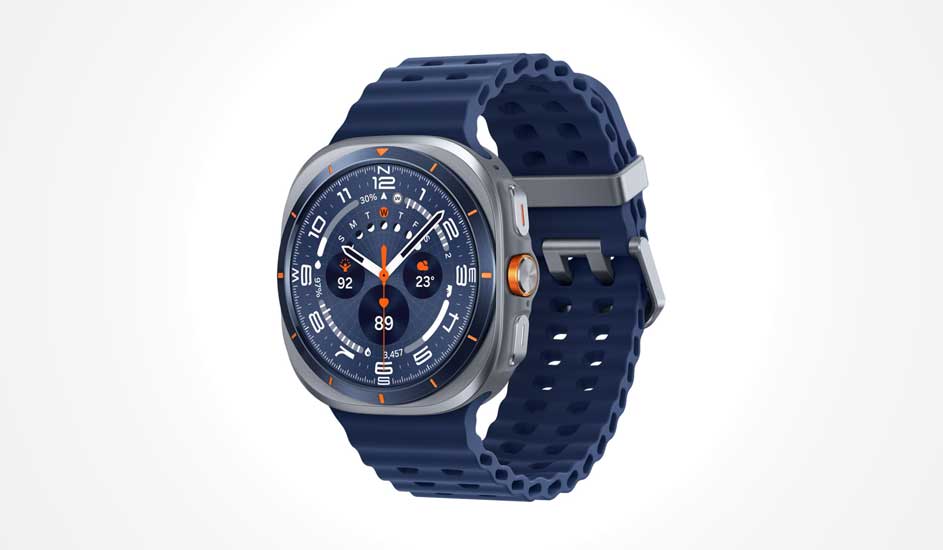 Une montre connectée moderne avec bracelet bleu, écran rond et détails orange affiche l’heure, le rythme cardiaque et la météo.