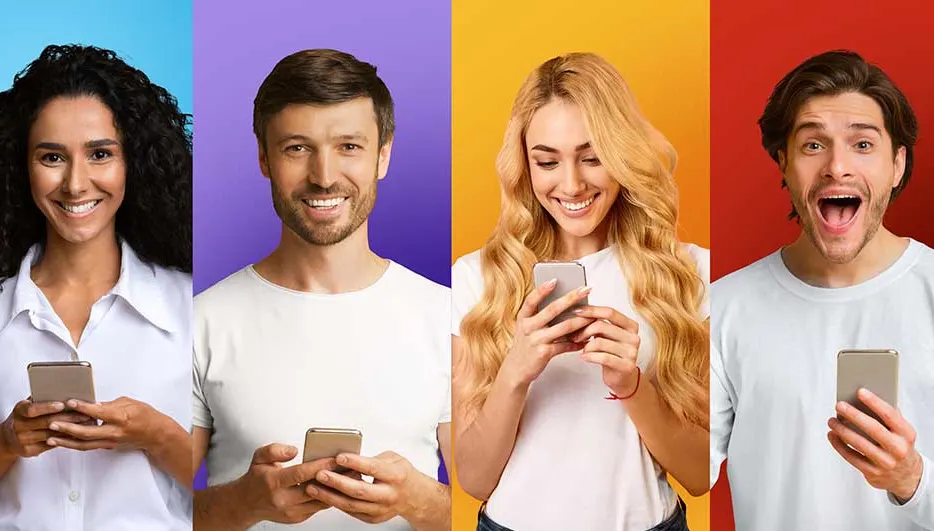 Vier personen met smartphones tegen kleurrijke achtergronden. Elk heeft een mobiele telefoon in de hand.