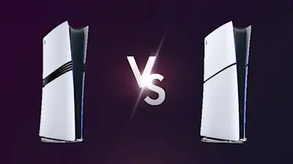 Twee spelconsoles van het type PlayStation 5 staan tegenover elkaar met een wit "Vs"-teken in het midden op een paarse achtergrond.