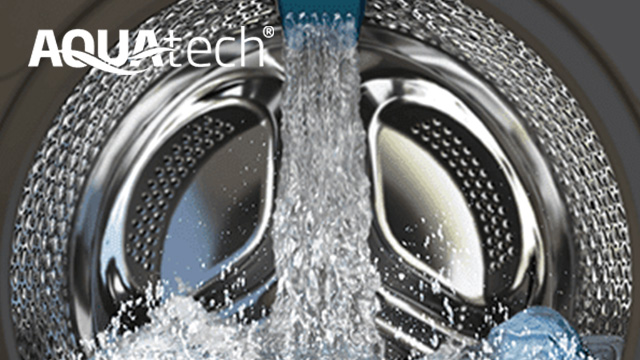 Tambour en acier inoxydable d'une machine à laver rempli d'eau; marque "AQUAtech" en haut.