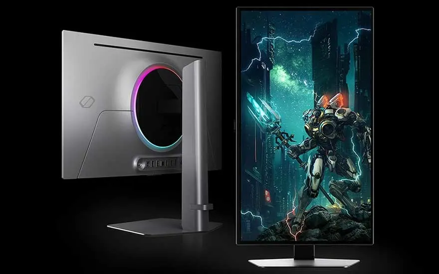 Deux écrans d'ordinateur gris sur un fond noir. L'écran de droite affiche une image d'un personnage de science-fiction.