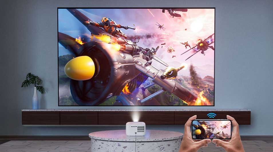 Un projecteur affiche une scène d’action, tandis qu’une personne le commande sans fil avec un smartphone moderne.