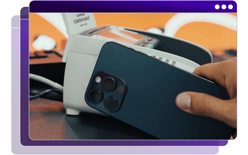 Une main tient un smartphone à côté d’une imprimante d’étiquettes, affiché dans un cadre de navigateur violet.