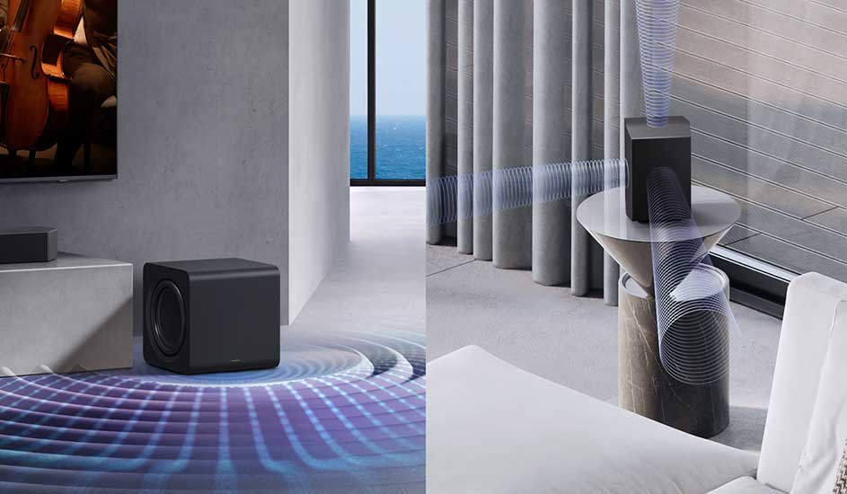 Links zie je een Samsung subwoofer en soundbar bij een televisie, rechts een Samsung speaker op een tafel, met blauwe geluidsgolven door de kamer.