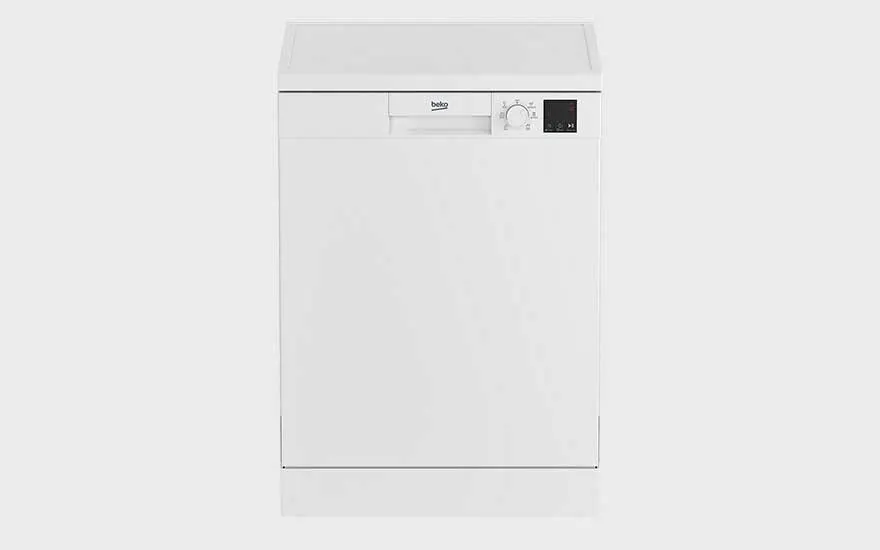 Un lave-vaisselle tout blanc Beko, porte fermée, bouton rotatif visible, simple et compact, parfait pour une utilisation quotidienne.