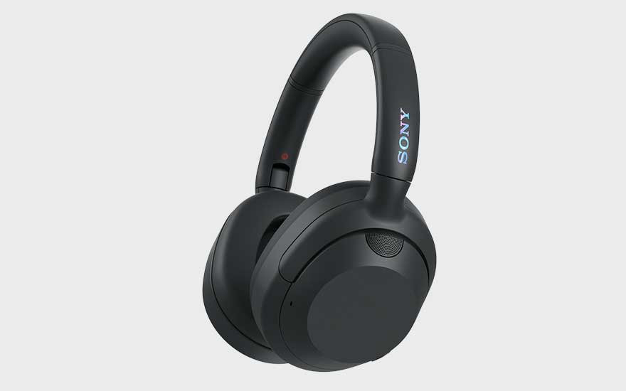 Un casque Sony noir moderne avec épais coussinets et logo discret, conçu pour une écoute confortable et immersive.