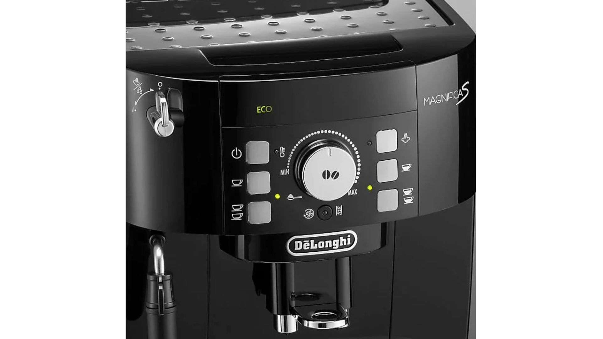 Gros plan d'une machine à café noire Delonghi Magnifica S avec bouton de réglage, voyants et buse de distribution.